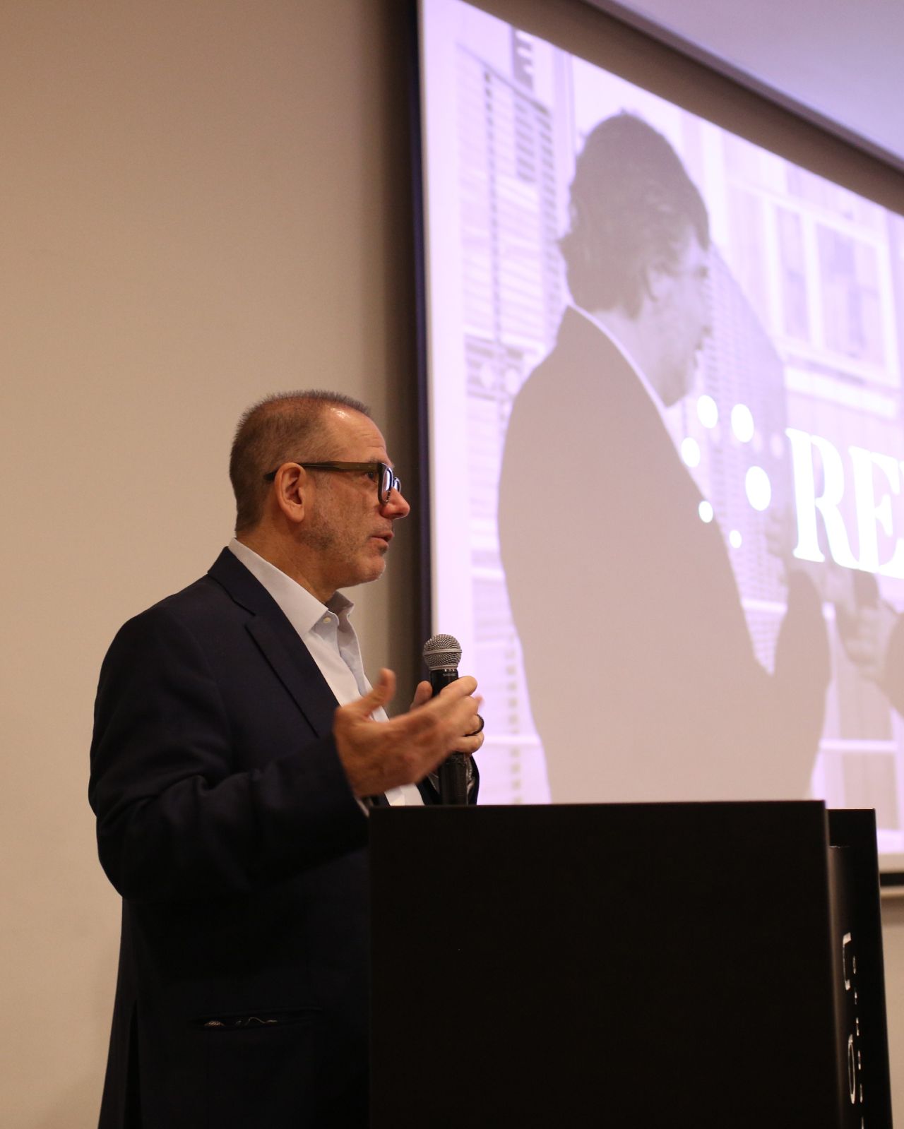 Sergio Almallo dando una charla